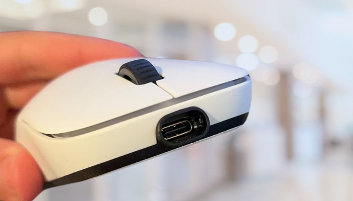 Endgame Gear XM2w Größenvergleich in der Hand
