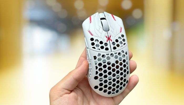 Finalmouse UltralightX in Hand, Größenvergleich
