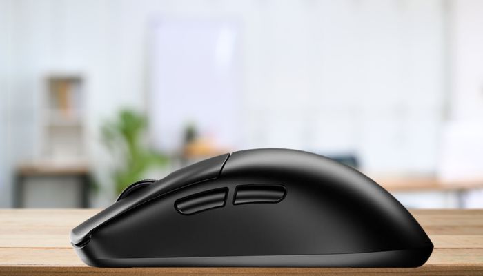 Seitenansicht Hitscan-Maus auf Tisch