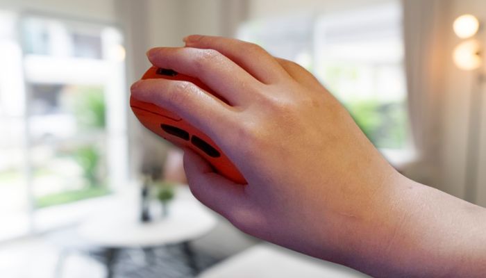 Maus in der Hand zeigt ergonomischen Griff